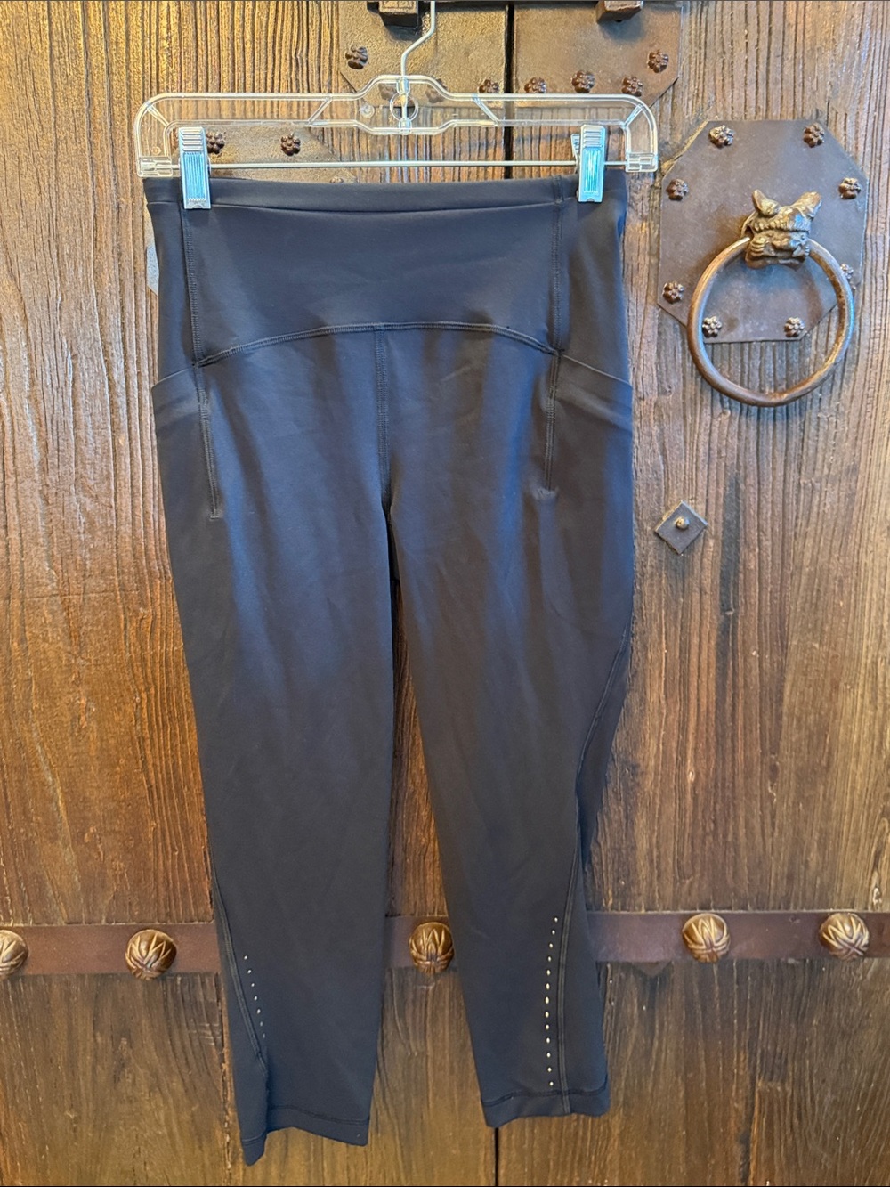 Black High-Waist Athletic Leggings with Side Pockets